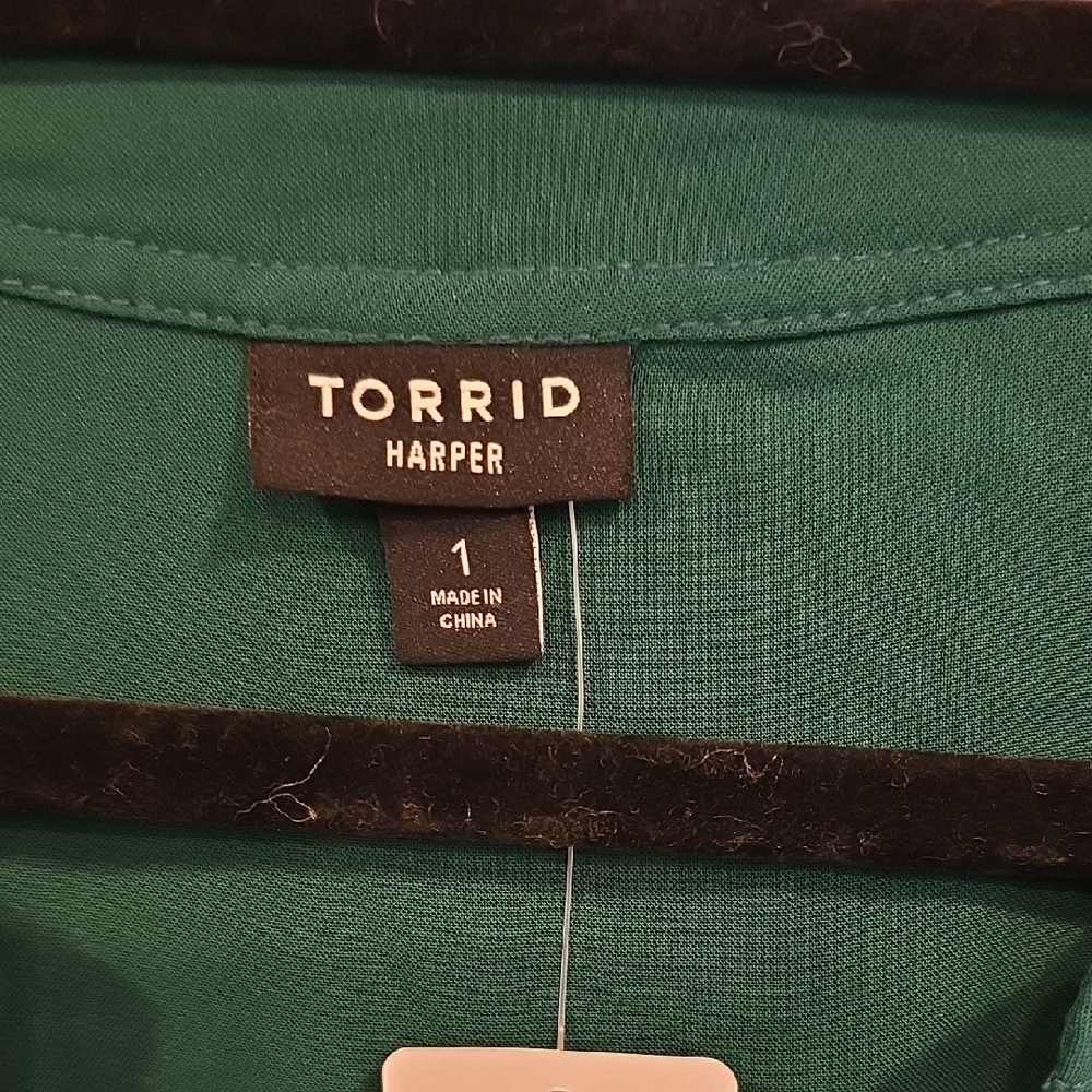 NWT Torrid Harper Women's Green Blouse 3/4 Roll Tab Sleeves - Picture 2 of 8